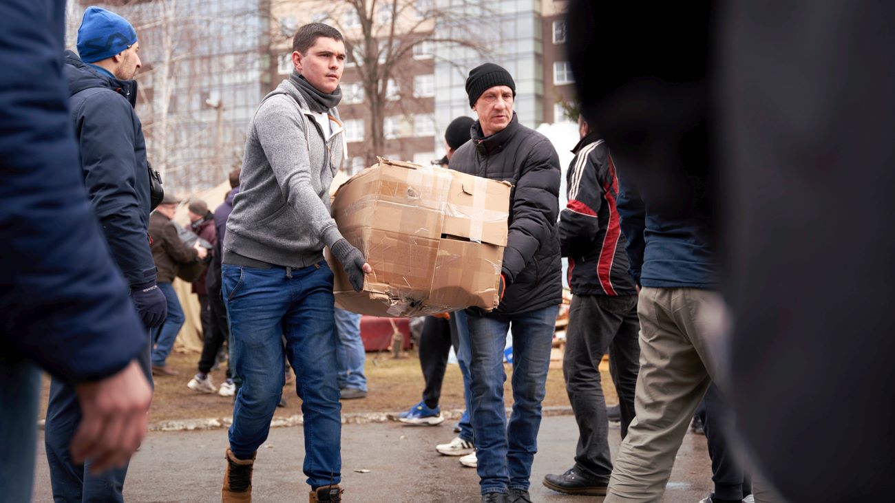 Ukraine So hilft Kremsmüller Hilfstransport Hilfsgüter ausladen